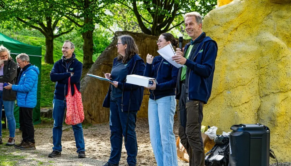 2 Frauen und ein Mann stehen vor einem Kletterturm | © DAV Dortmund