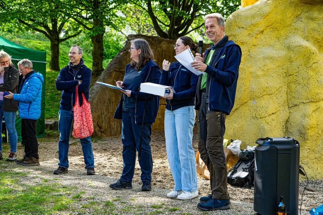 2 Frauen und ein Mann stehen vor einem Kletterturm | © DAV Dortmund