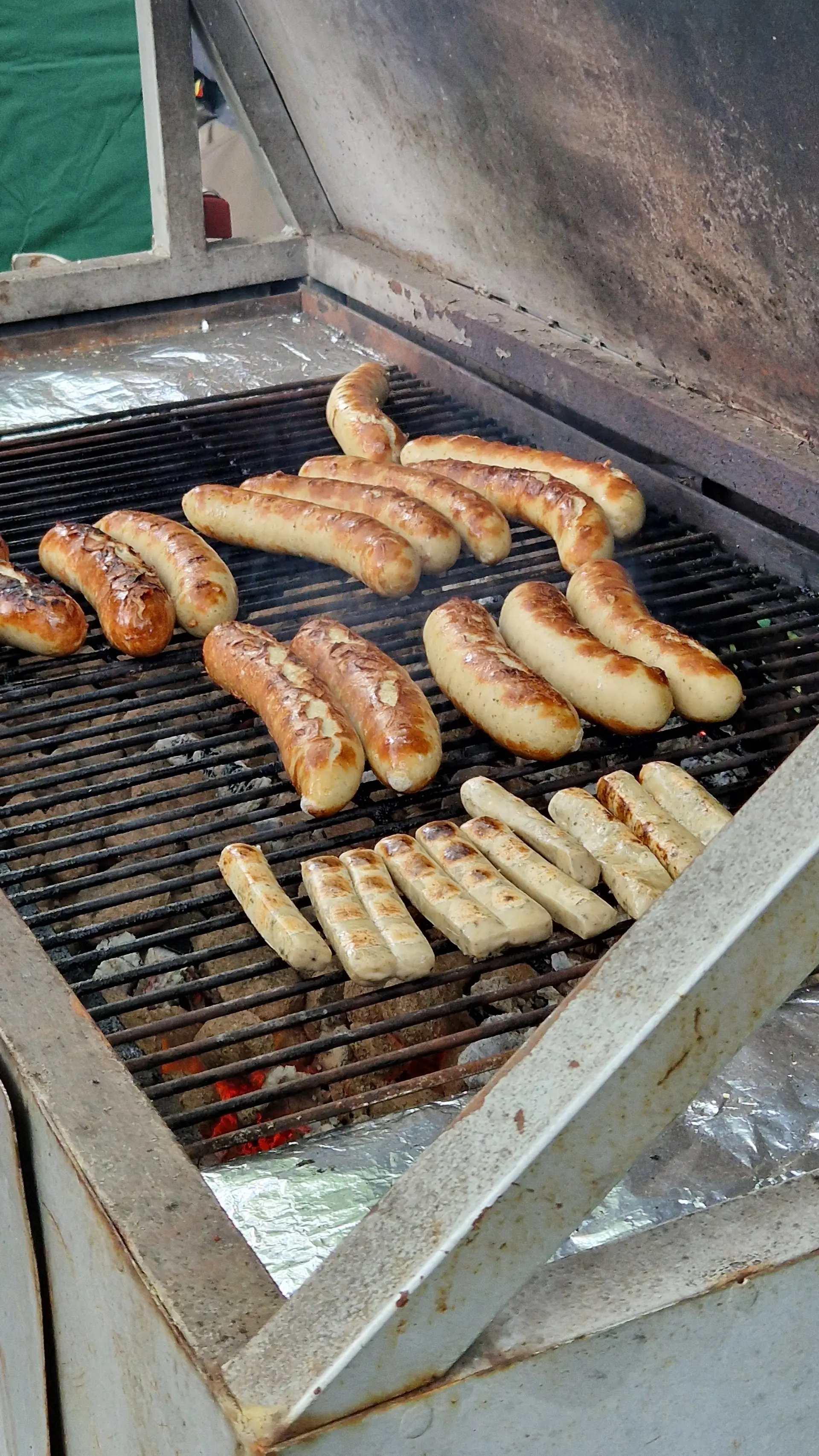 Würstchen auf einem Grill | © DAV Dortmund
