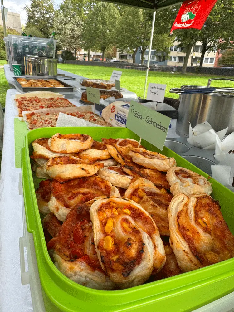 Herzhaftes Buffet mit Pizzaschnecken | © DAV Dortmund
