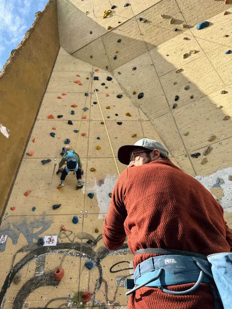 Klettern am Turm bei Sonnenschein | © DAV Dortmund