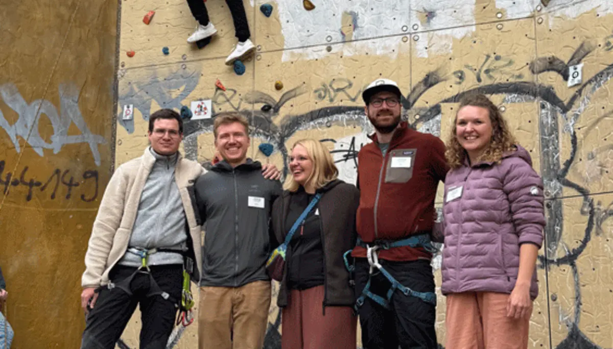 Gruppenfoto vor der Kletterwand | © DAV Dortmund