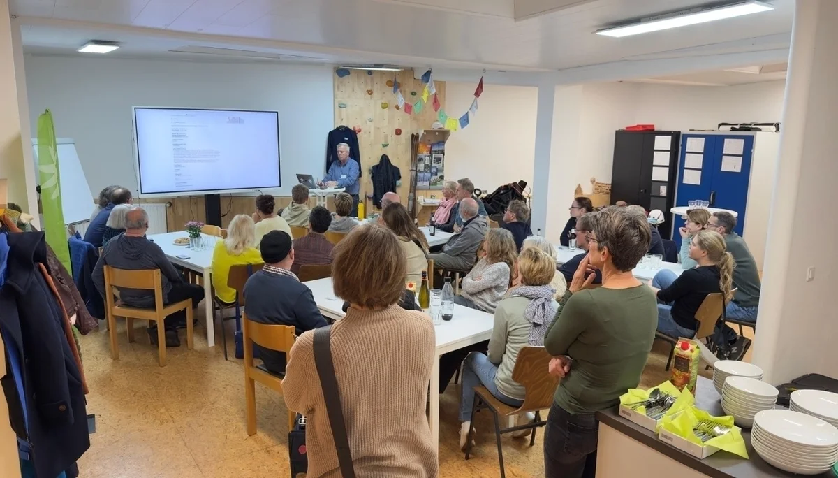 20 Personen in einem Raum, es wird ein Vortrag gehalten | © DAV-Dortmund