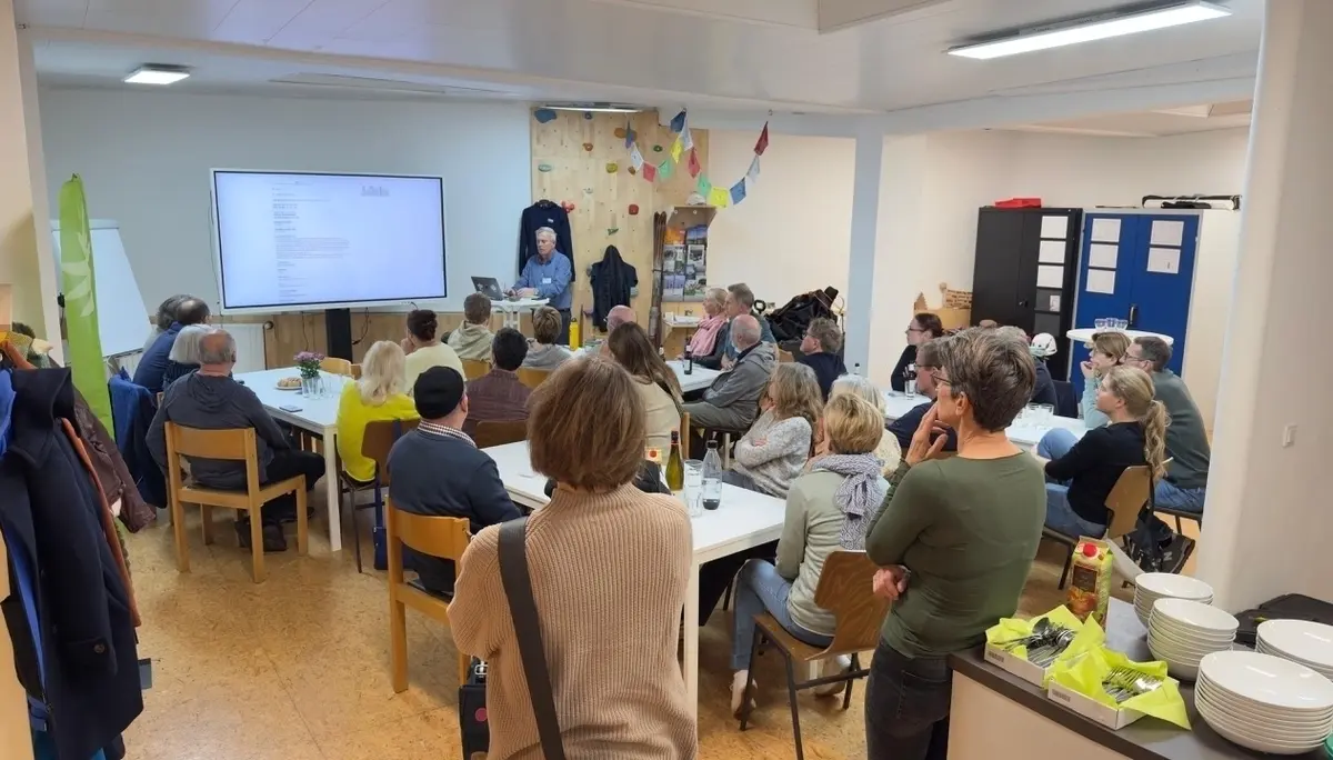 20 Personen in einem Raum, es wird ein Vortrag gehalten | © DAV-Dortmund