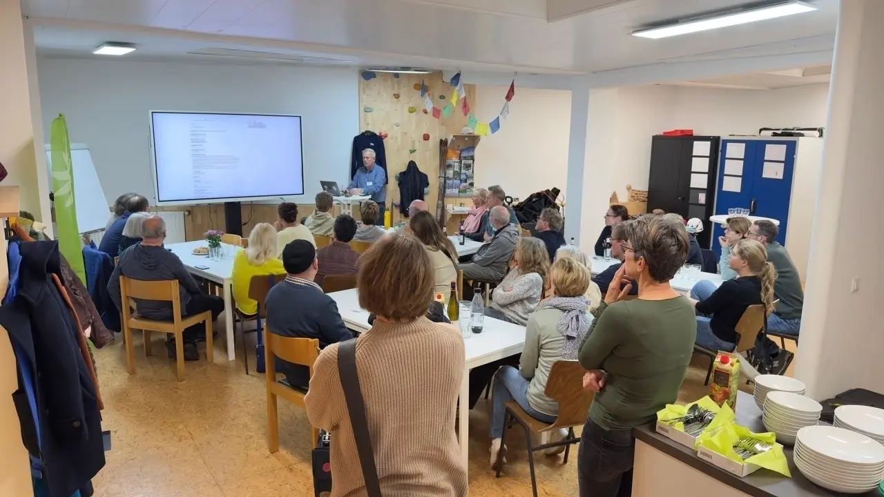 20 Personen in einem Raum, es wird ein Vortrag gehalten | © DAV-Dortmund