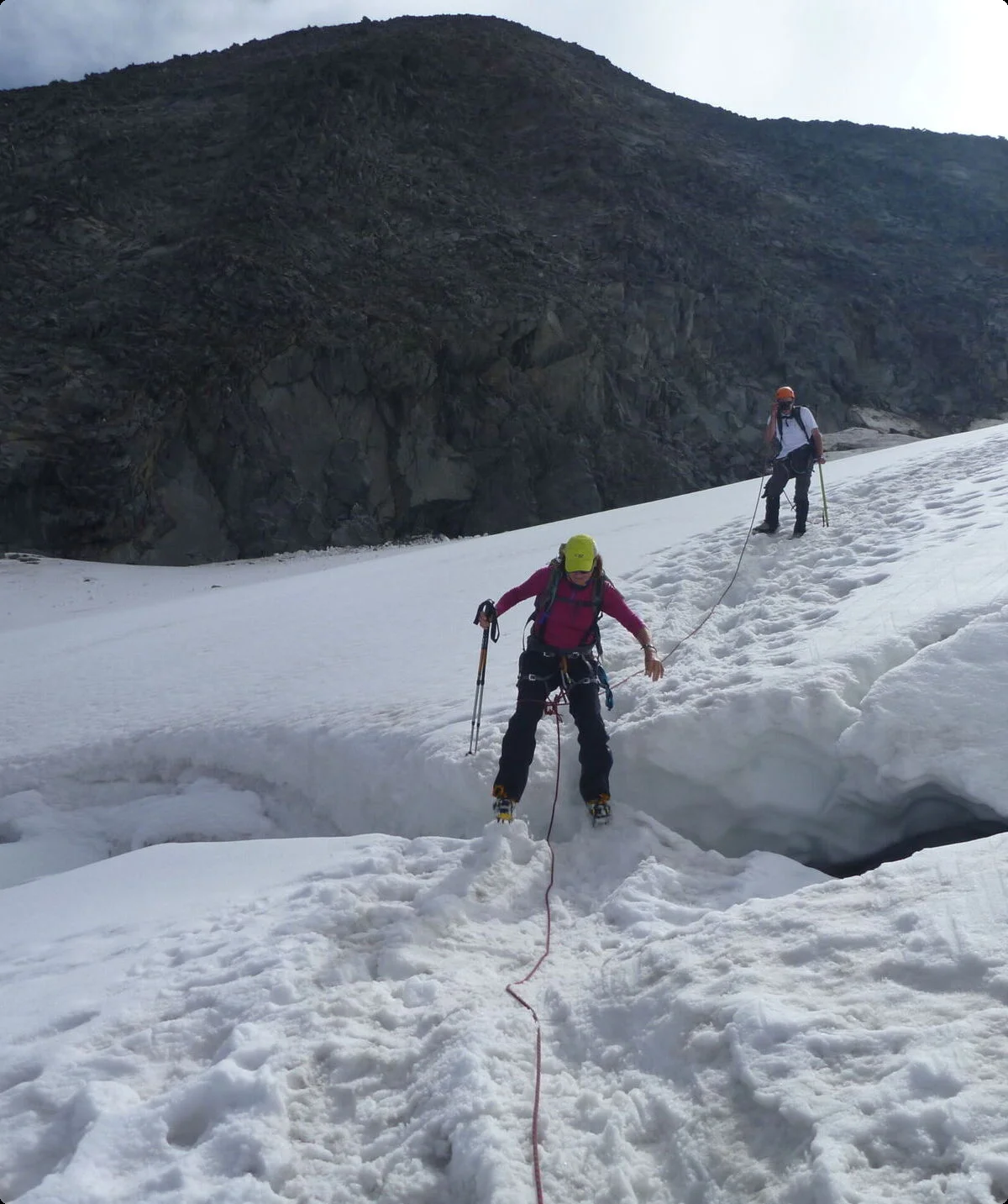 Drei Personen überqueren mit Seilsicherung einen Gletscher mit sichtbaren Gletscherspalten. | © DAV Dortmund