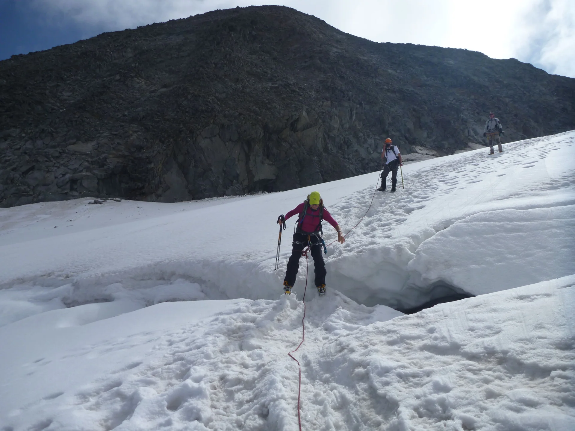 Drei Personen überqueren mit Seilsicherung einen Gletscher mit sichtbaren Gletscherspalten. | © DAV Dortmund