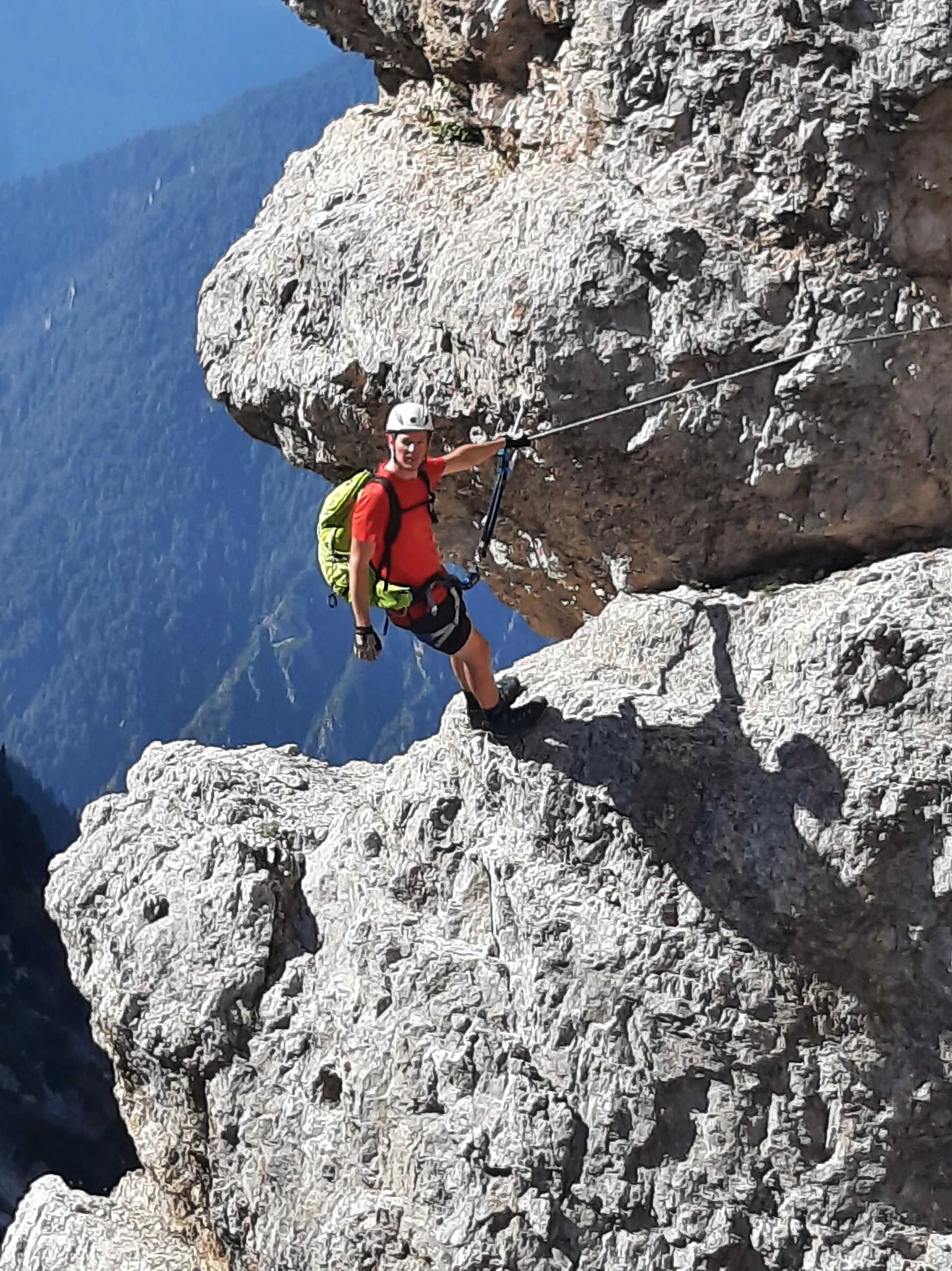 Person mit Kletterausrüstung in einem ausgesetzten Abschnitt eines Klettersteigs. | © DAV Dortmund