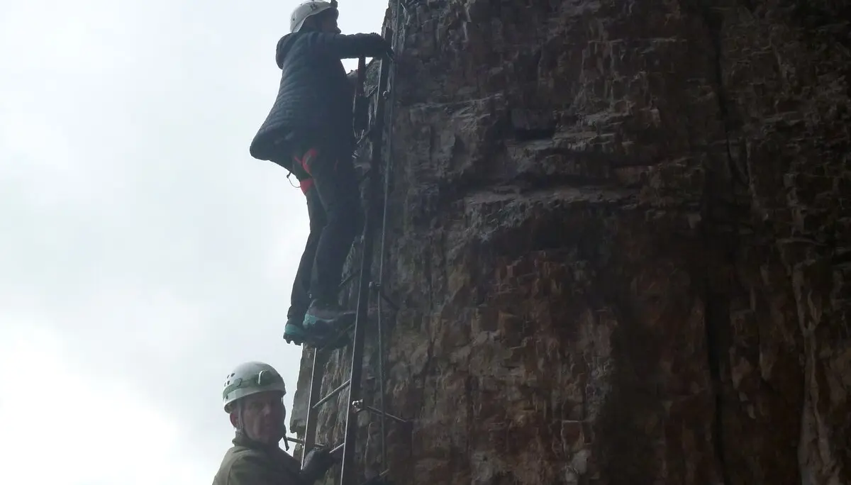 Drei Personen klettern gesichert an einer steilen Felswand im Klettersteig. | © DAV Dortmund