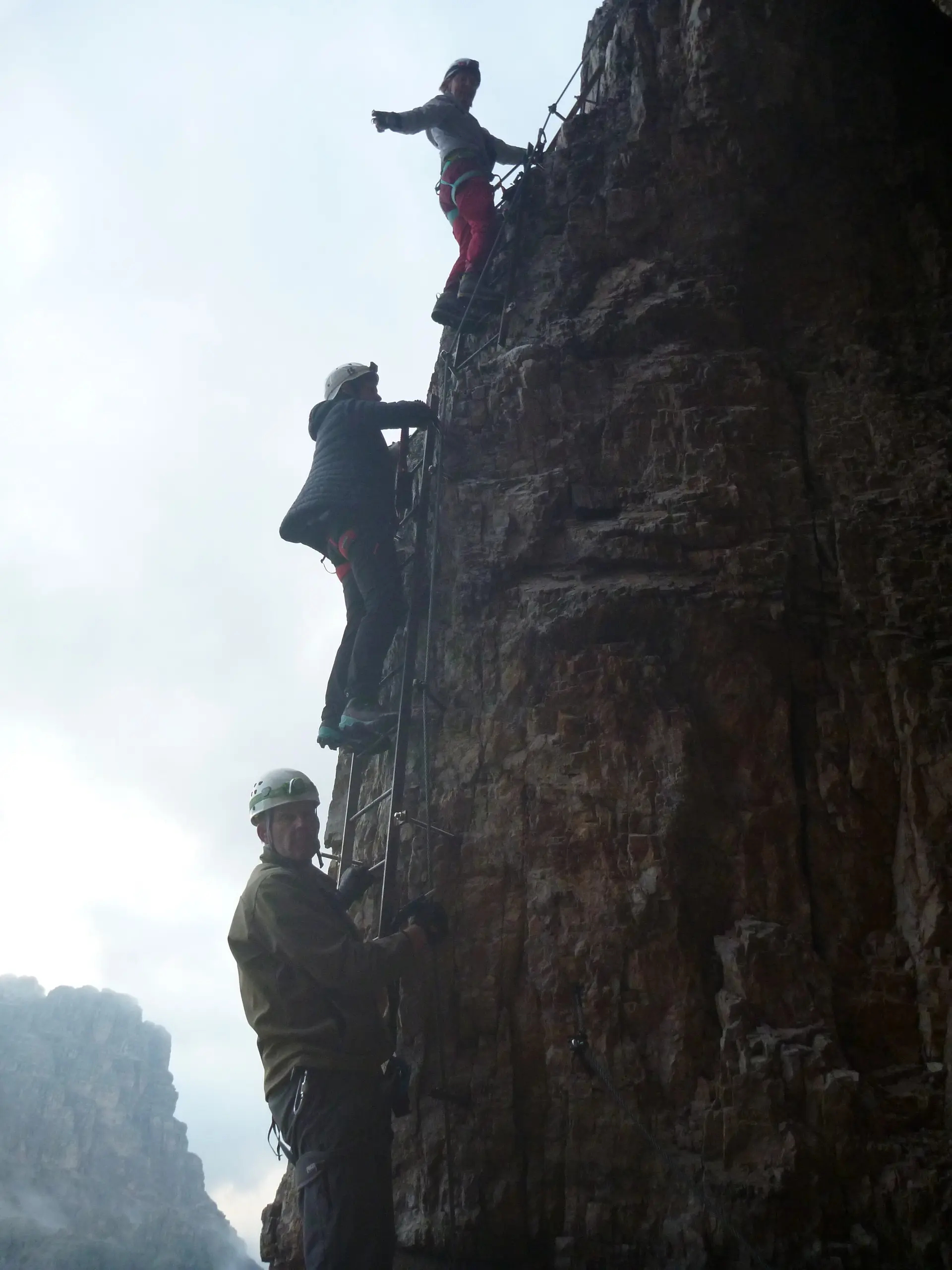 Drei Personen klettern gesichert an einer steilen Felswand im Klettersteig. | © DAV Dortmund
