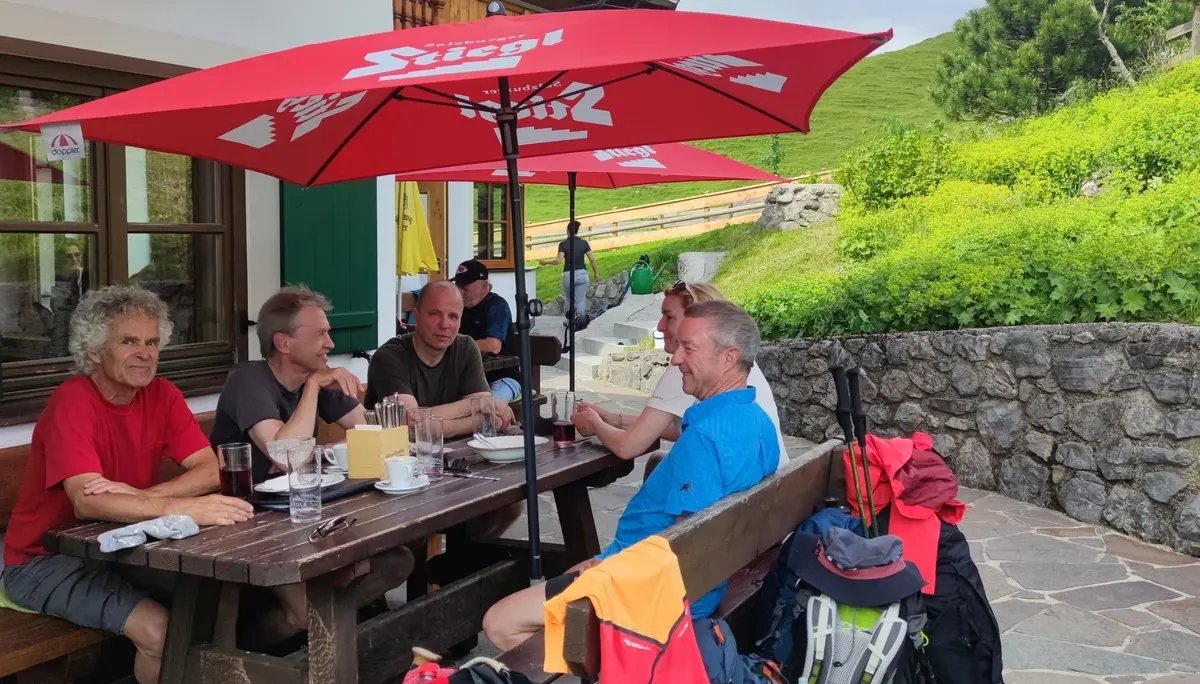 Personen vor der Hütte im Kaisergebirge | © DAV Dortmund Nicole Düfel