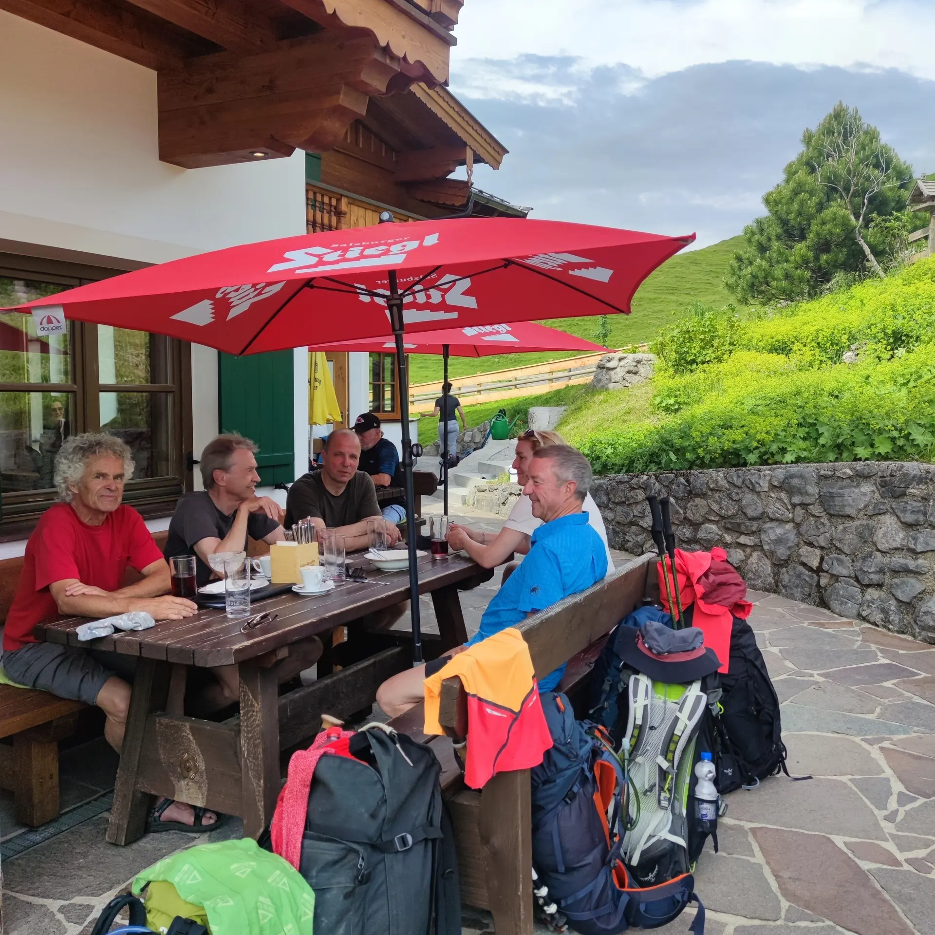 Personen vor der Hütte im Kaisergebirge | © DAV Dortmund Nicole Düfel