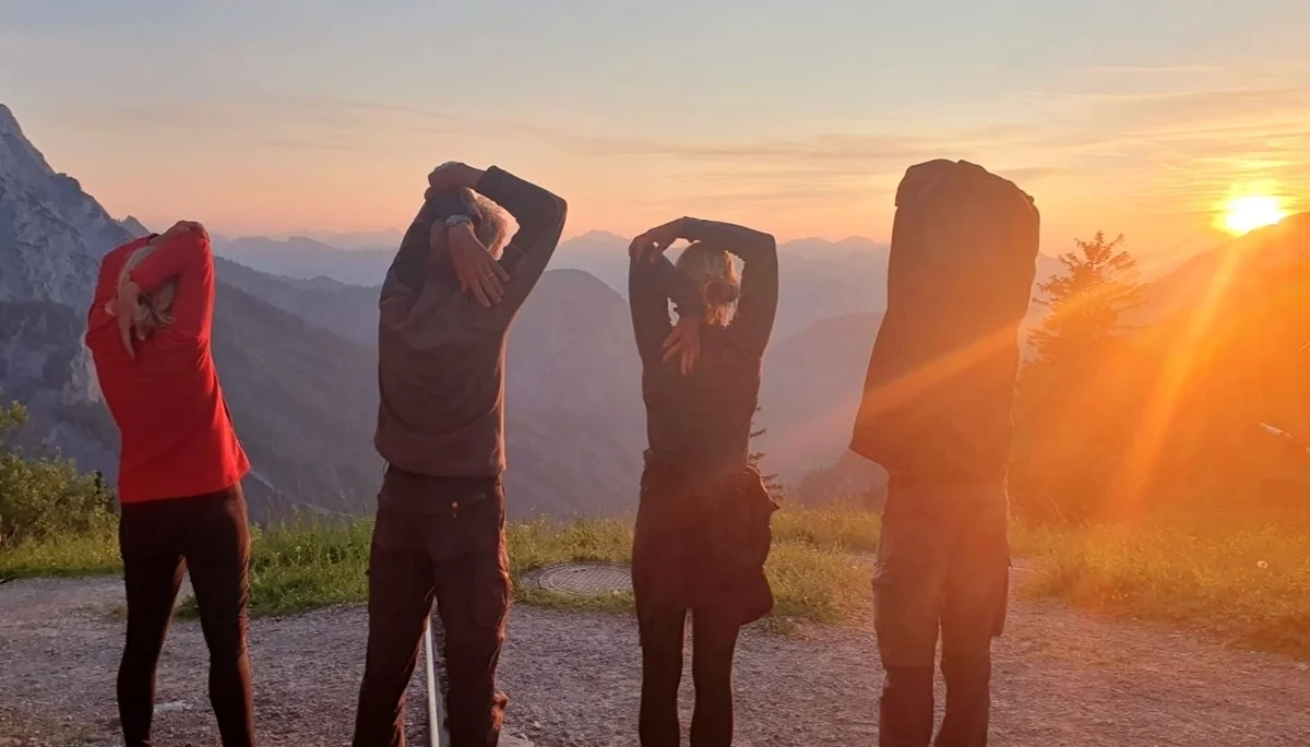 Dehnungsübungen bei Sonnenaufgang | © DAV Dortmund Nicole Düfel