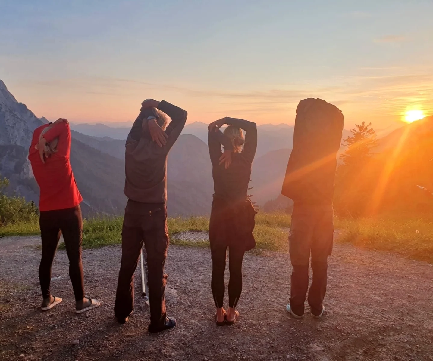 Dehnungsübungen bei Sonnenaufgang | © DAV Dortmund Nicole Düfel