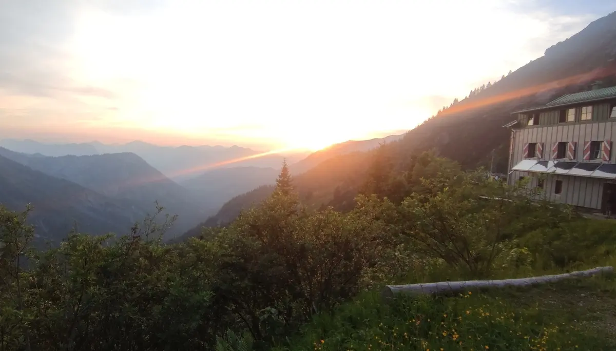 Sonnenuntergang, rechts im Bild eine DAV Hütte | © DAV Dortmund Nicole Düfel