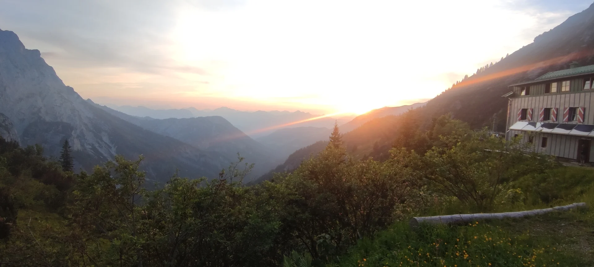 Sonnenuntergang, rechts im Bild eine DAV Hütte | © DAV Dortmund Nicole Düfel