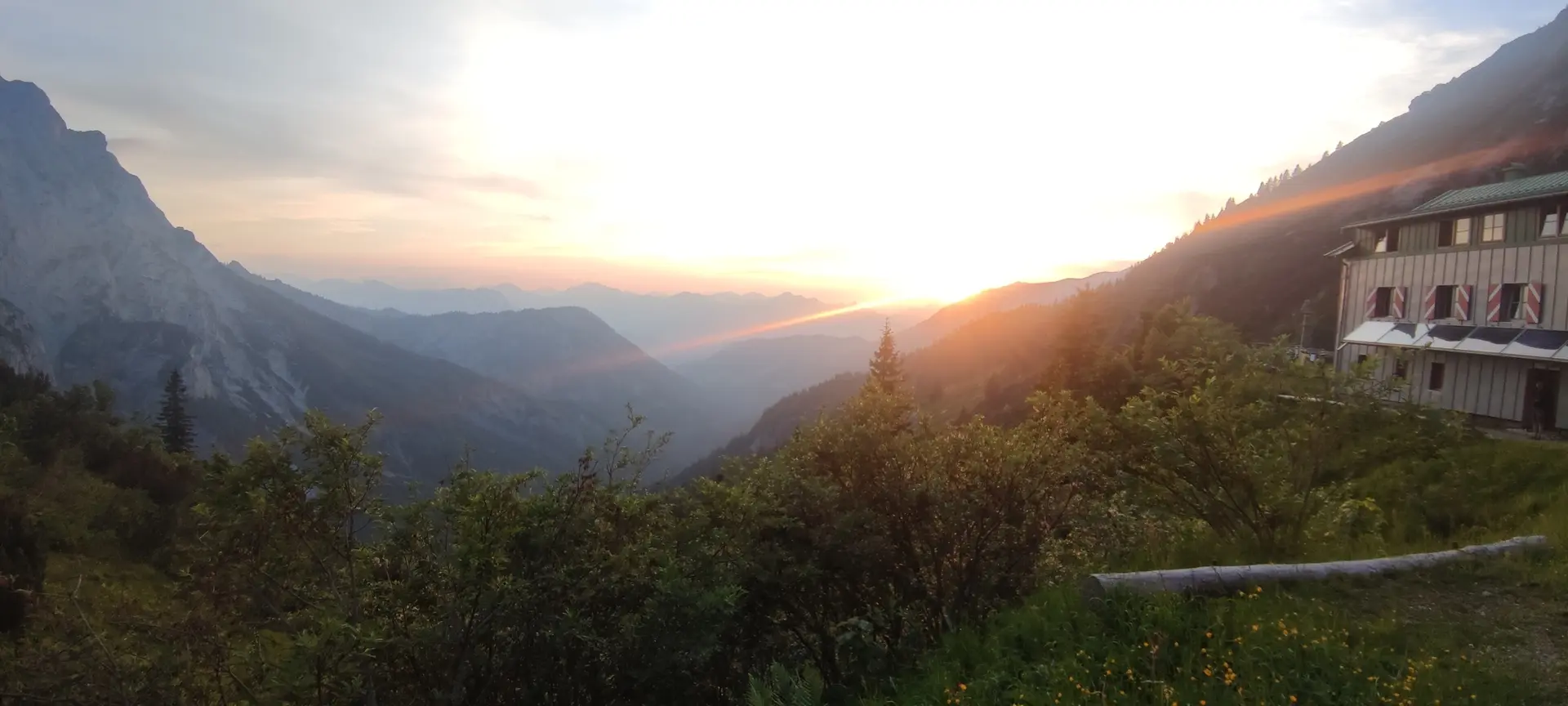 Sonnenuntergang, rechts im Bild eine DAV Hütte | © DAV Dortmund Nicole Düfel