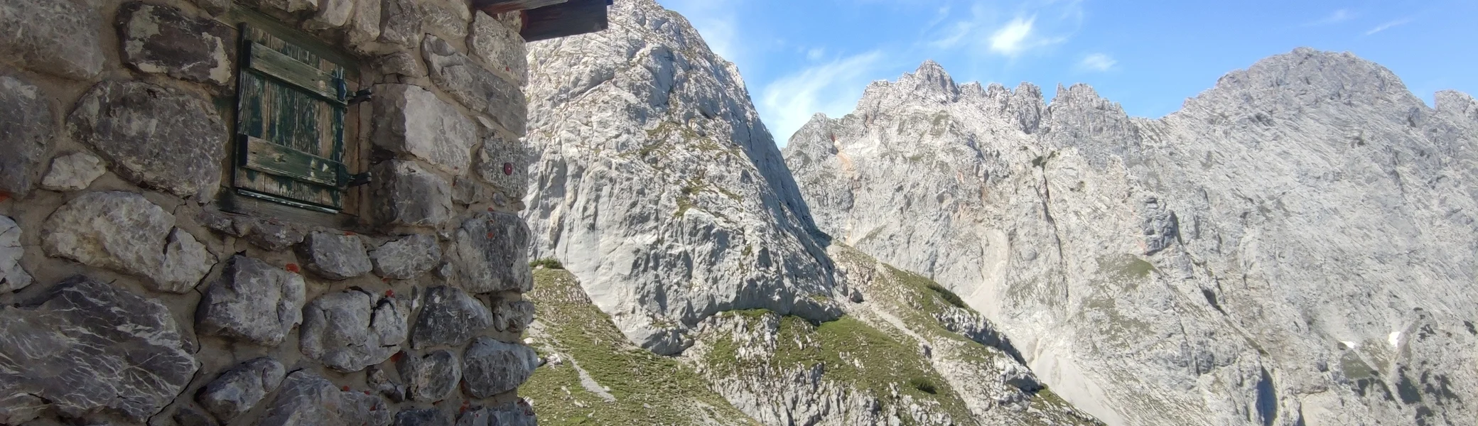 Hütte vor schroffen Felsen | © DAV Dortmund Nicole Düfel