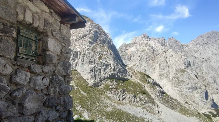 Hütte vor schroffen Felsen | © DAV Dortmund Nicole Düfel