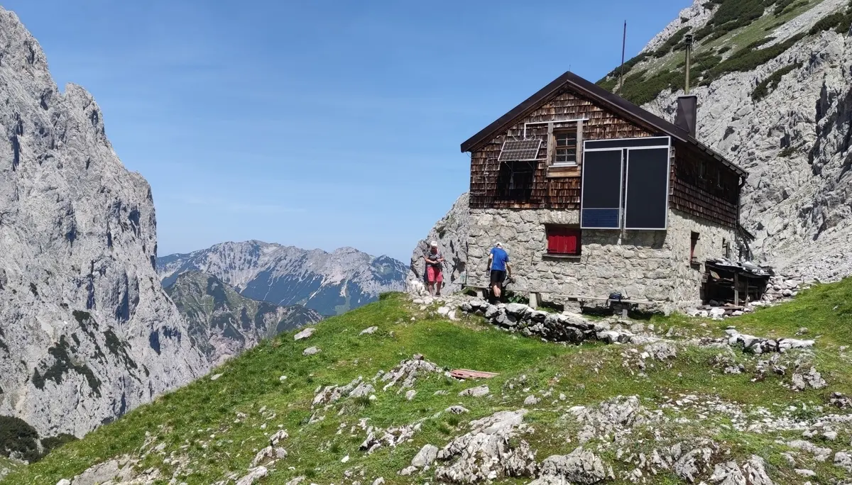 Kleine Hütte vor schroffen Felsen bei Sonnenschein | © DAV Dortmund Nicole Düfel