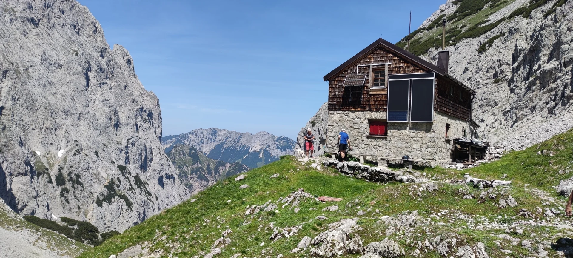 Kleine Hütte vor schroffen Felsen bei Sonnenschein | © DAV Dortmund Nicole Düfel