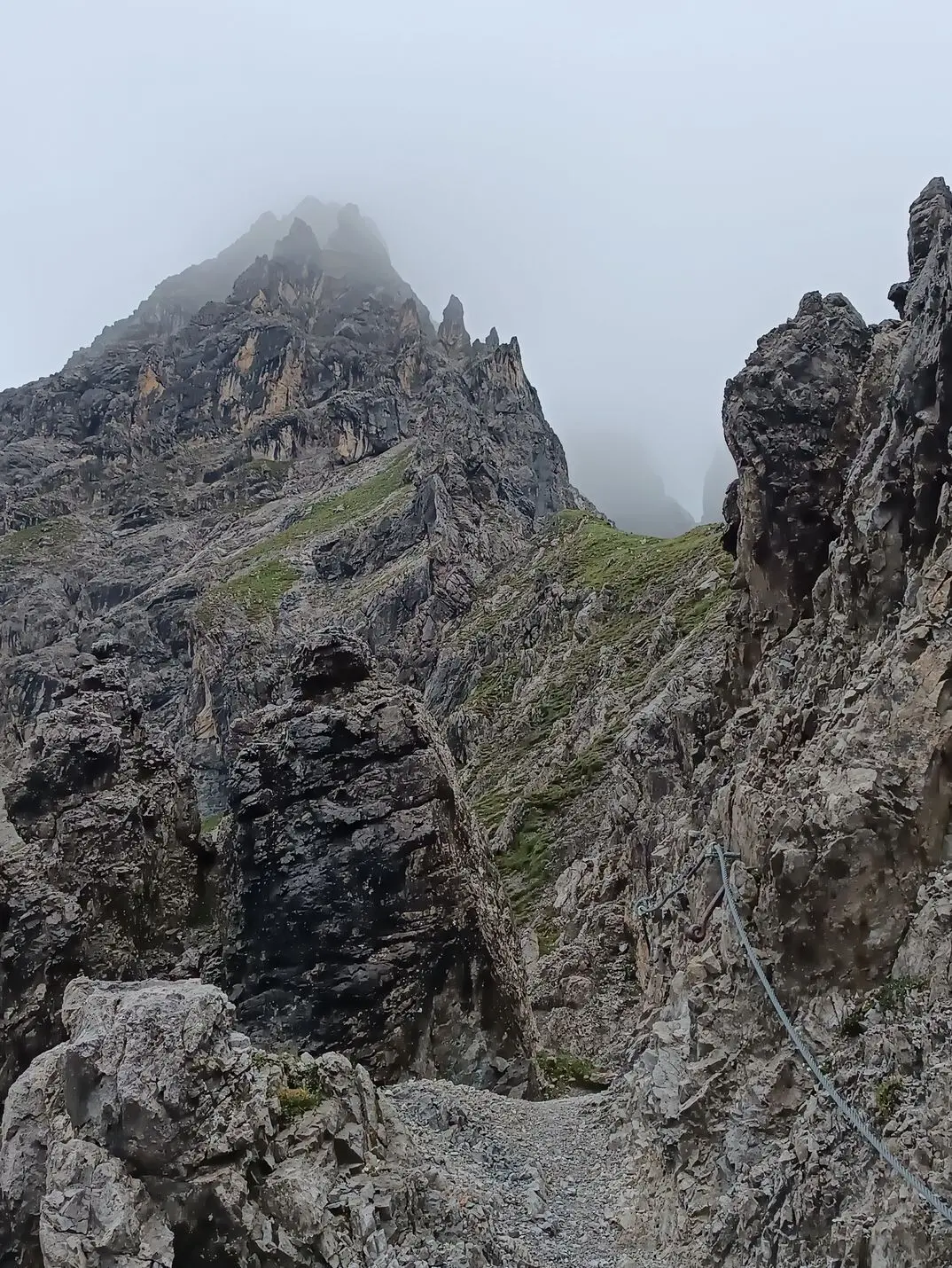 felsige Bergspitze im Nebel | © DAV Dortmund
