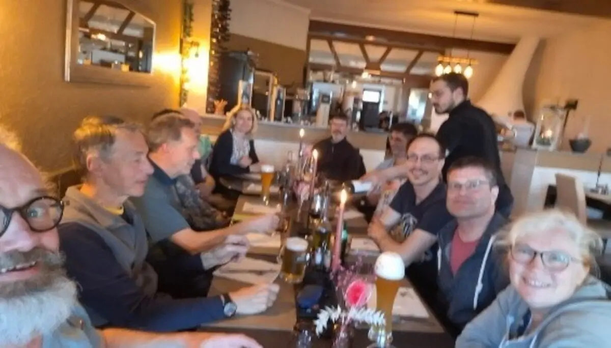 Personen sitzen am Tisch im Gasthof | © DAV Dortmund