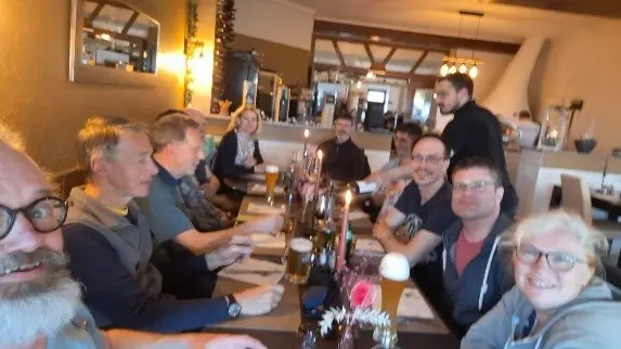 Personen sitzen am Tisch im Gasthof | © DAV Dortmund