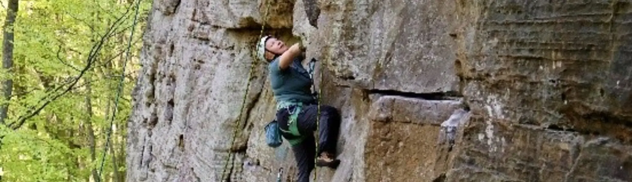 Kletterer an Kletterfelsen im Wald | © DAV Dortmund