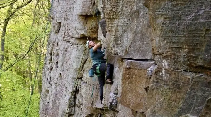 Kletterer an Kletterfelsen im Wald | © DAV Dortmund