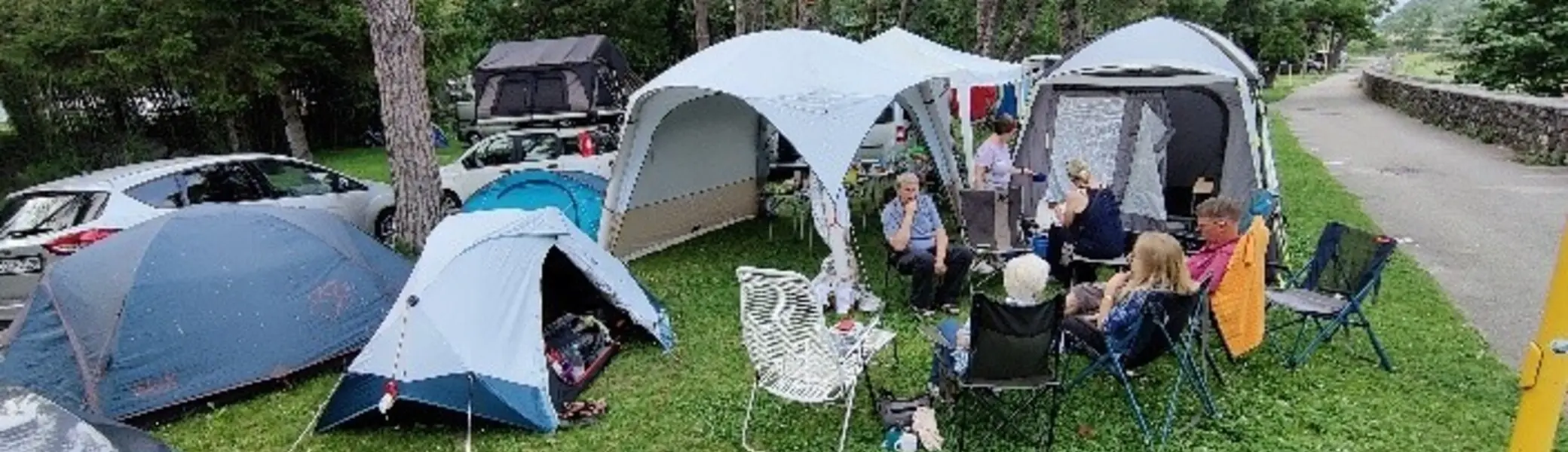 Mehrere Zelte und Autos auf dem Campingplatz | © DAV Dortmund