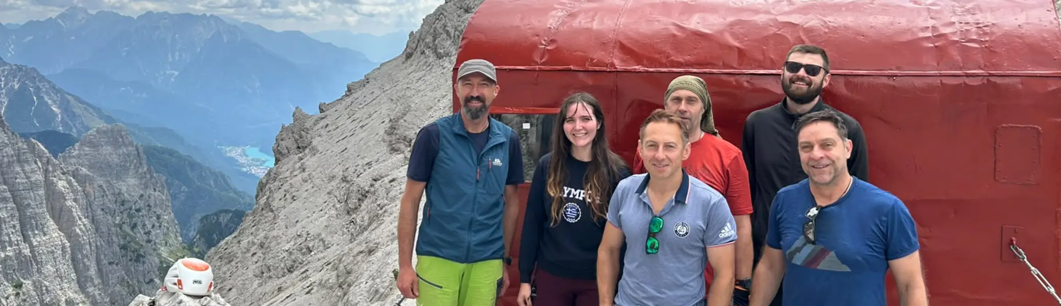 Gruppe von Bergsteigern vor einer Biwakschachtel in den Bergen | © DAV Dortmund