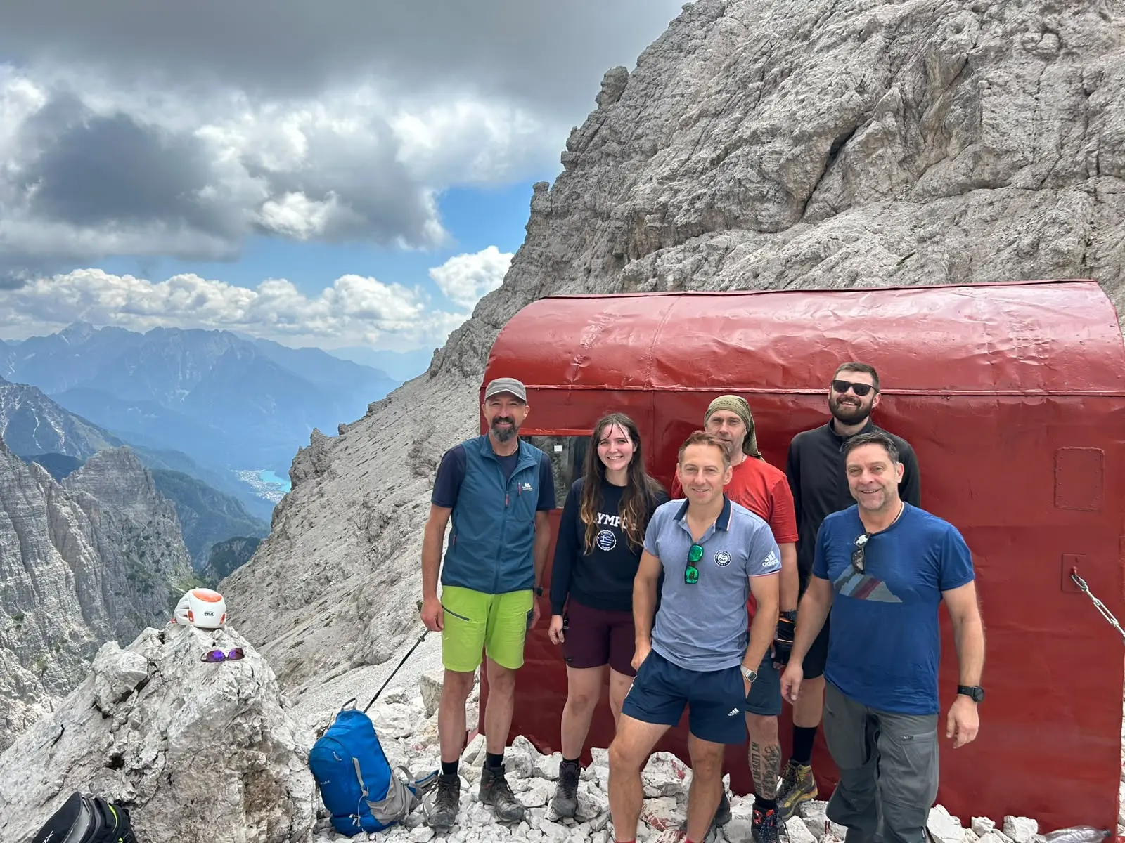 Gruppe von Bergsteigern vor einer Biwakschachtel in den Bergen | © DAV Dortmund