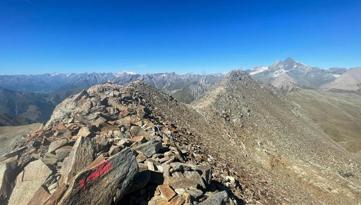 Aufstieg zum bösen Weibl: Grat ohne Schnee vor Alpenpanorama | © DAV Dortmund