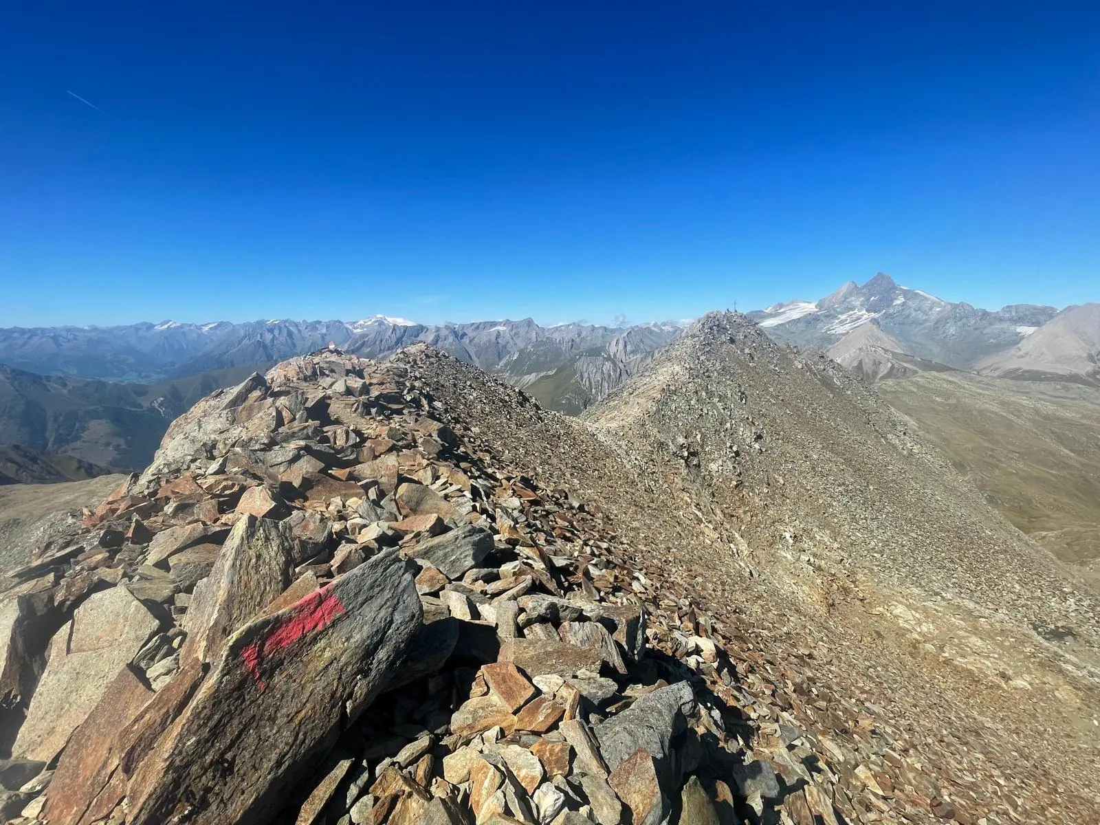 Aufstieg zum bösen Weibl: Grat ohne Schnee vor Alpenpanorama | © DAV Dortmund