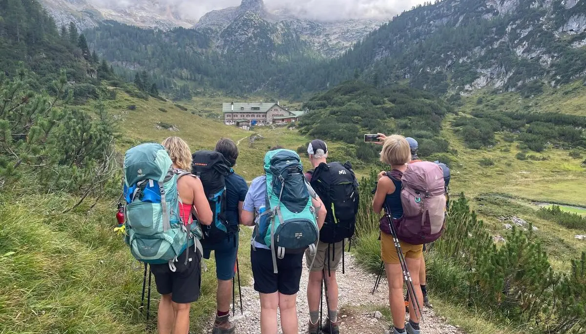 Wanderer von hinten schauen auf das Kärlingerhaus | © DAV Dortmund