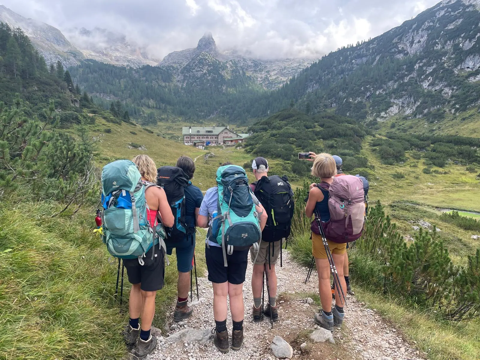Wanderer von hinten schauen auf das Kärlingerhaus | © DAV Dortmund