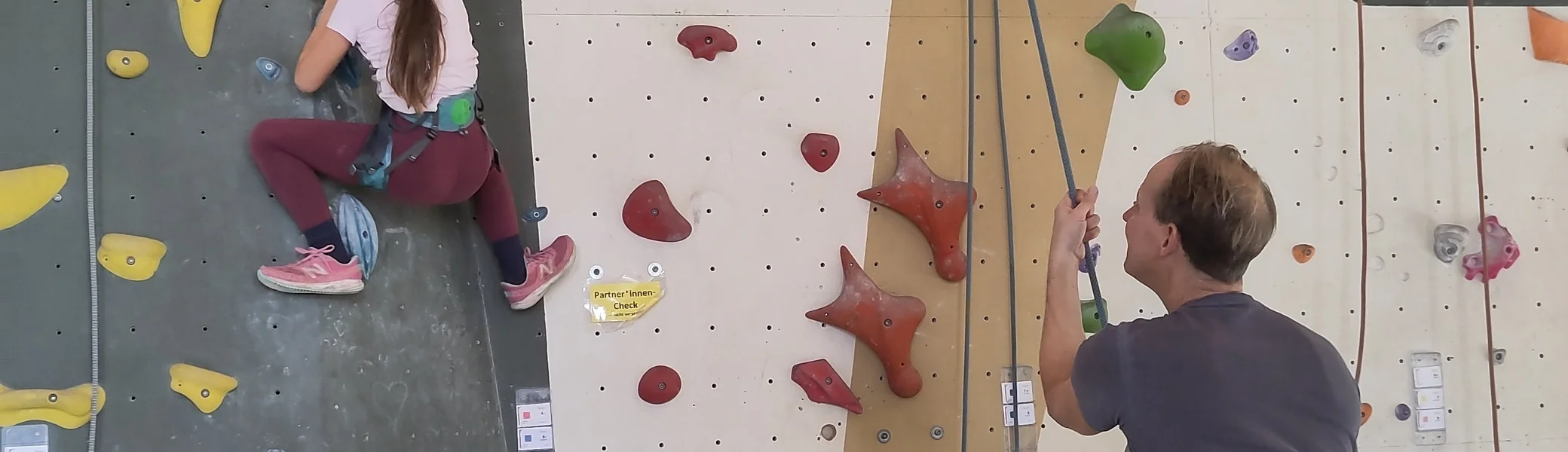 Kletterhalle: Vater sichert Tochter | © DAV Dortmund