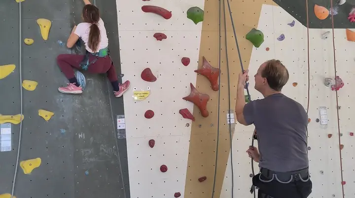 Kletterhalle: Vater sichert Tochter | © DAV Dortmund