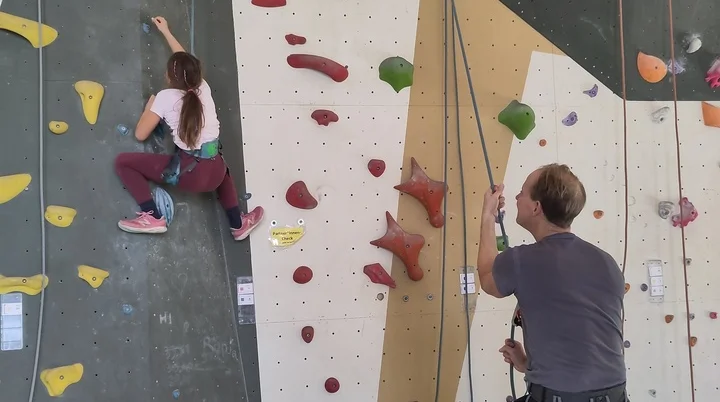 Kletterhalle: Vater sichert Tochter | © DAV Dortmund