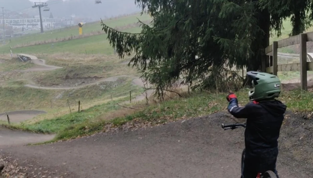 Kind auf Mountainbike im Bikepark | © DAV Dortmiund