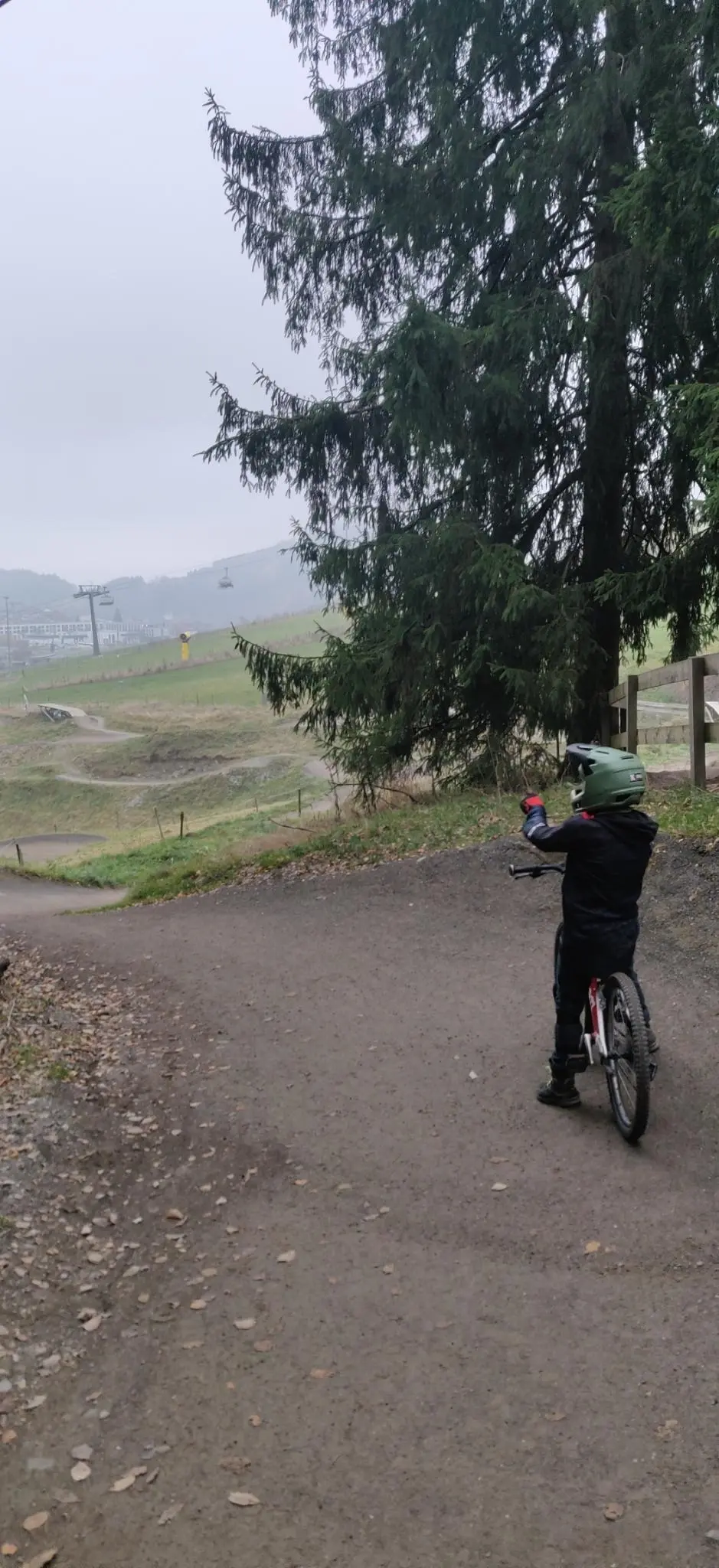 Kind auf Mountainbike im Bikepark | © DAV Dortmiund