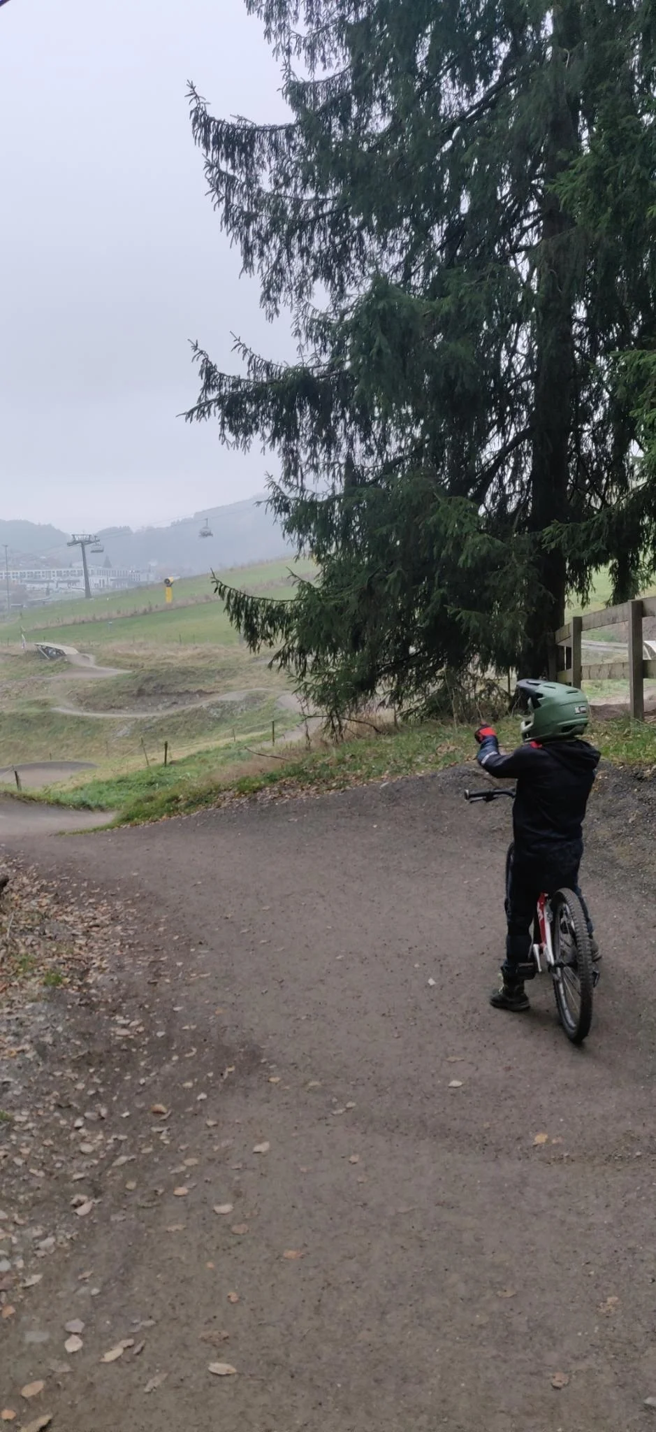Kind auf Mountainbike im Bikepark | © DAV Dortmiund