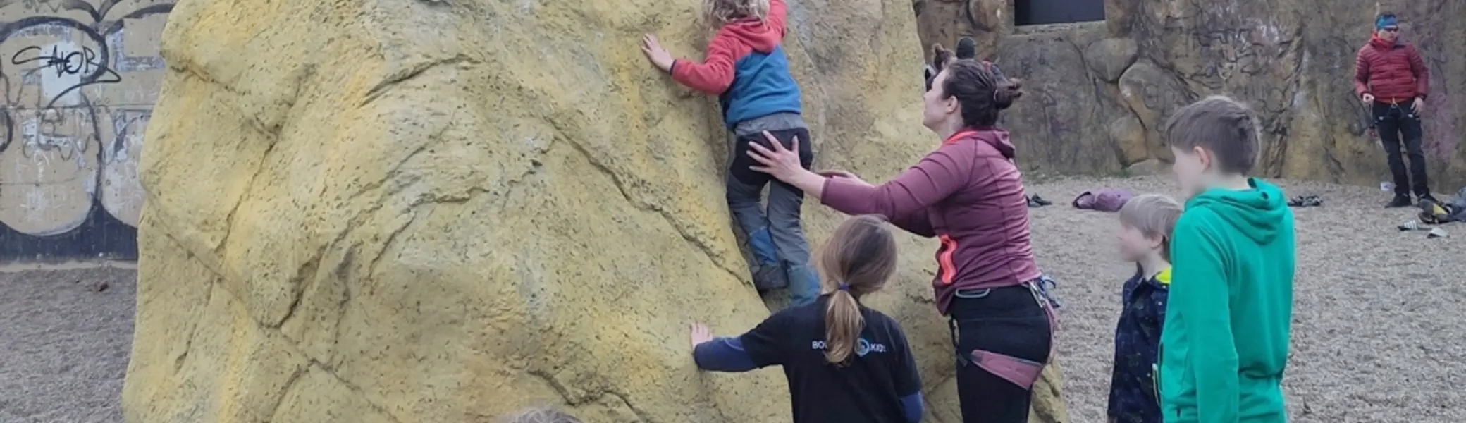 Mehrere Kinder bouldern, eine erwachsene Person schaut zu | © DAV Dortmund