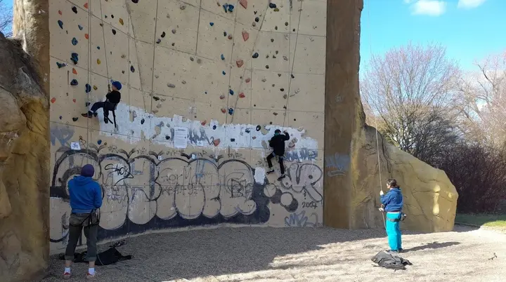 Zwei Kinder Klettern draußen an einem Kletterturm | © DAV Dortmund
