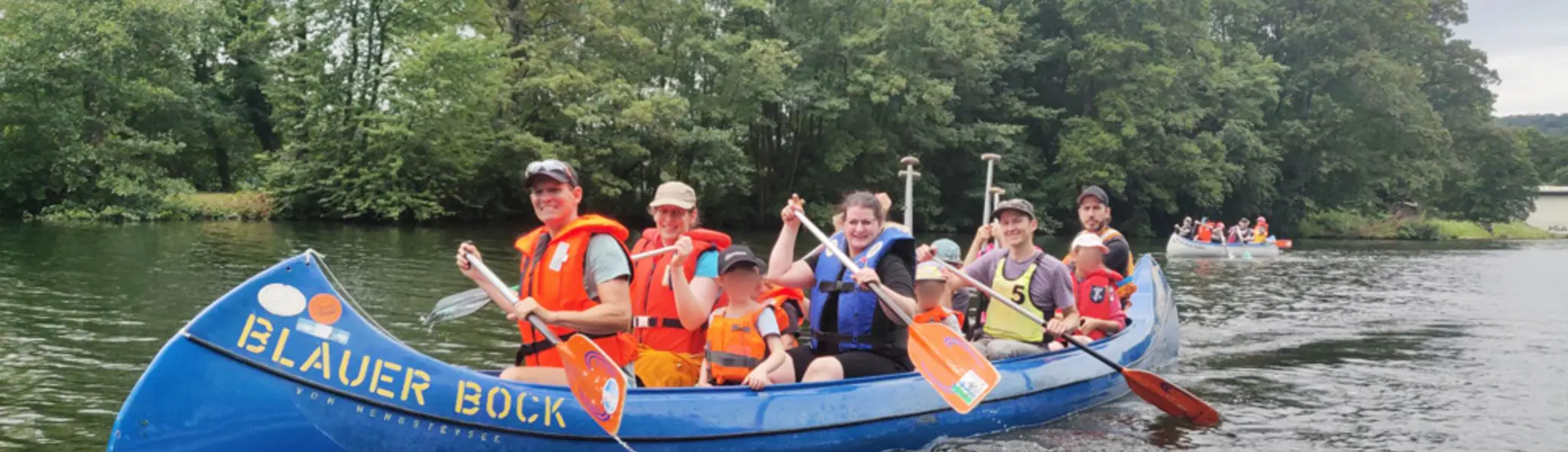 Gruppe mit Kindern in einem Canadier auf dem Wasser | © DAV Dortmund