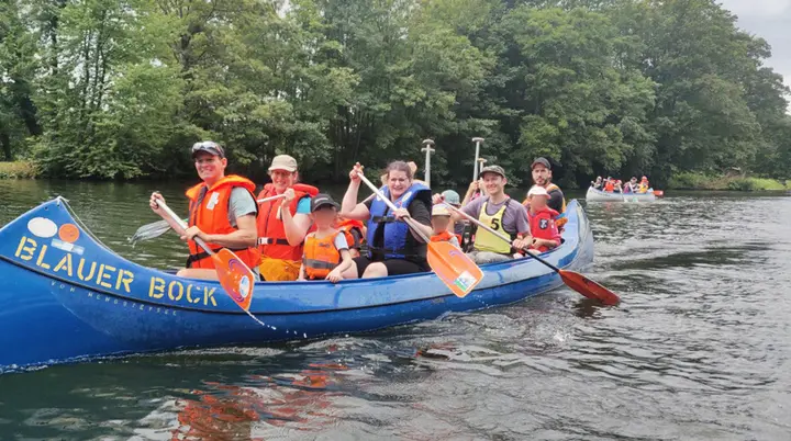 Gruppe mit Kindern in einem Canadier auf dem Wasser | © DAV Dortmund