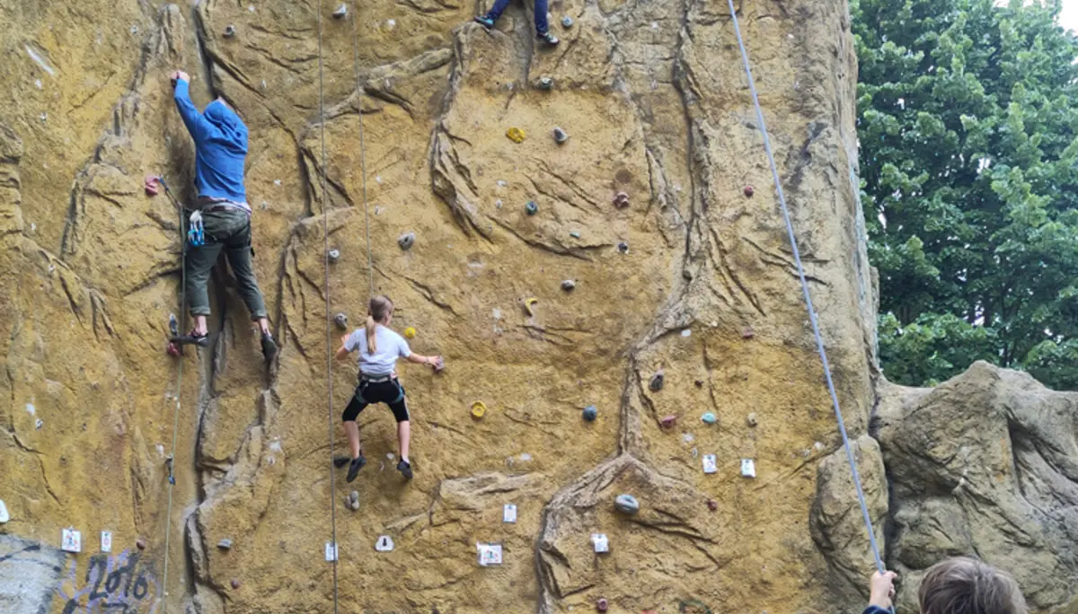 Kletterwand mit Kindern die klettern | © DAV Dortmund