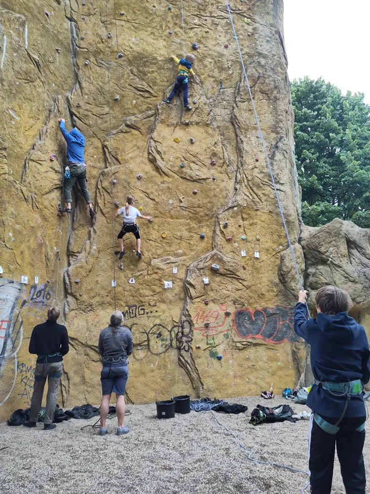 Kletterwand mit Kindern die klettern | © DAV Dortmund