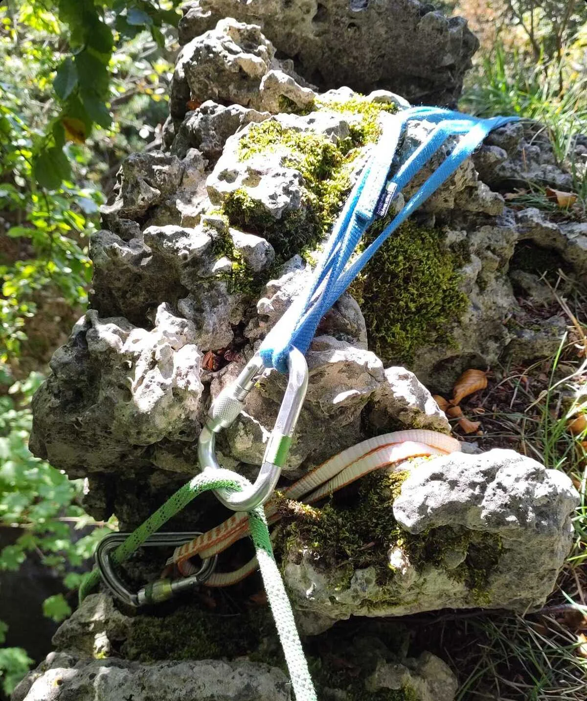 Zwei Bandschlingen mit Karabinern sind an einem Felsvorsprung befestigt. | © DAV Dortmund